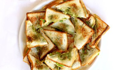 Ev yapımı Hint peynirli ızgara sandviçi.