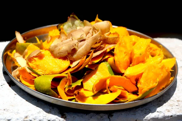 Odpady Skóry Mango Ziemniaka Nasionami Talerzu — Zdjęcie stockowe