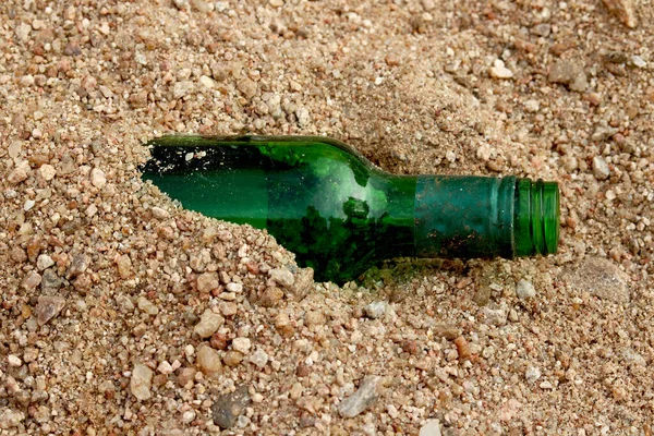 Nahaufnahme Grüner Flaschen Sand Eines Einsamen Strandes — Stockfoto