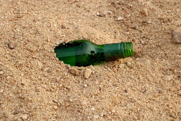 Nahaufnahme Grüner Flaschen Sand Eines Einsamen Strandes — Stockfoto