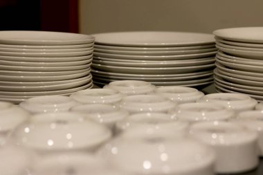 Restoran yemekhanesinde seramik tabak ve kase düzenleme