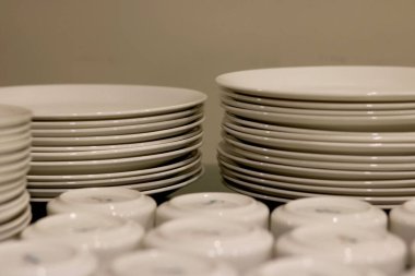 Restoran yemekhanesinde seramik tabak ve kase düzenleme