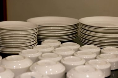 Restoran yemekhanesinde seramik tabak ve kase düzenleme