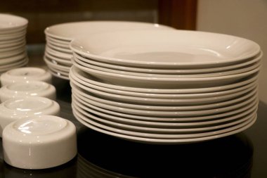 Restoran yemekhanesinde seramik tabak ve kase düzenleme