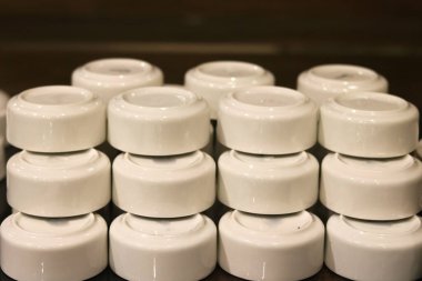 Restoran yemekhanesinde seramik kase düzenleme