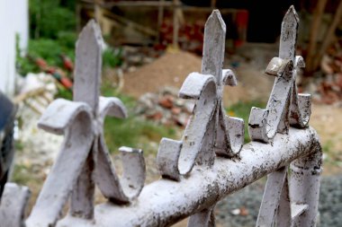 Beyaz paslı Swing Gates 'in portre görüntüsü