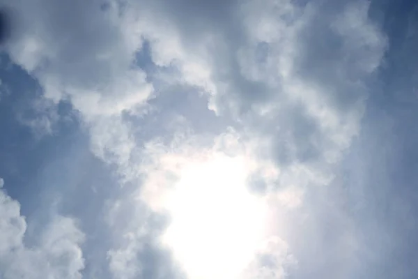 Dramático Cielo Brillante Sol Detrás Nube Cielo Azul —  Fotos de Stock