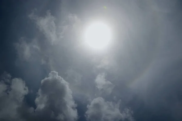 Dramático Cielo Brillante Sol Detrás Nube Cielo Azul —  Fotos de Stock