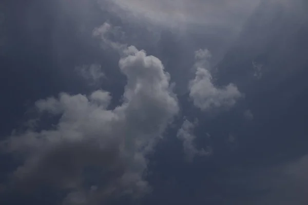 Dramático Cielo Brillante Sol Detrás Nube Cielo Azul —  Fotos de Stock