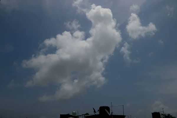 Cielo Dramático Sol Brillante Detrás Nube Cielo Azul Con Terraza —  Fotos de Stock