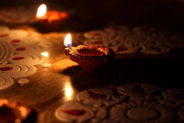Diwali Festivali sırasında Rangoli yakınlarındaki kil diyas (Hint kil yağı lambası) manzarası