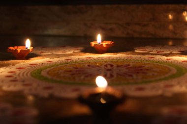 Diwali Festivali sırasında Rangoli yakınlarındaki kil diyas (Hint kil yağı lambası) manzarası