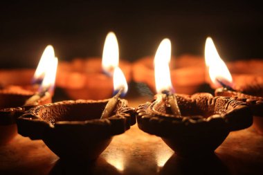 Kil diyas görünümü (Hindistan kil yağı lambası)