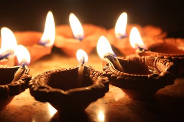 Kil diyas görünümü (Hindistan kil yağı lambası)