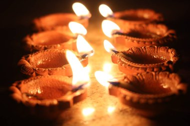 Kil diyas görünümü (Hindistan kil yağı lambası)