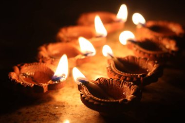 Kil diyas görünümü (Hindistan kil yağı lambası)