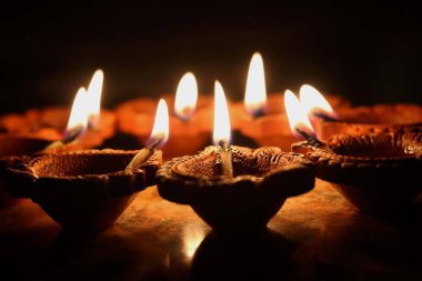 Kil diya 'nın (Hint kil yağı lambası) görüntüsü)