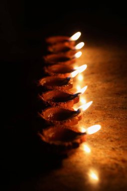 Kil diya 'nın (Hint kil yağı lambası) görüntüsü)