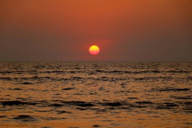 Sahilde gün batımı manzarası