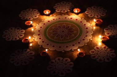 Festival zamanı Diya ile Rangoli 'nin görüntüsü