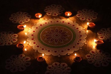 Festival zamanı Diya ile Rangoli 'nin görüntüsü