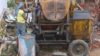 İnşaat alanındaki makinede Beton Karıştırıcı işlemi