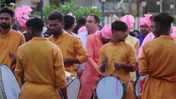 Люди Танцуют Свадебной Группой Индии — стоковое видео