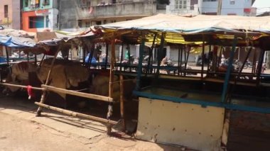 Valsad şehri, Gujarat eyaleti, Hindistan. 03 / 05 / 2020 Hindistan 'daki tecrit sırasında dükkan ve pazarın kapanma görüntüleri.