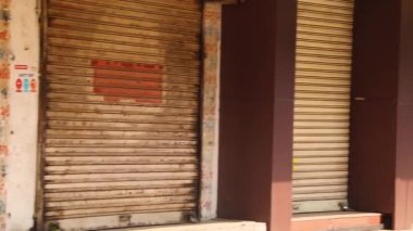 Valsad şehri, Gujarat eyaleti, Hindistan. 03 / 05 / 2020 Hindistan 'daki tecrit sırasında dükkan ve pazarın kapanma görüntüleri.