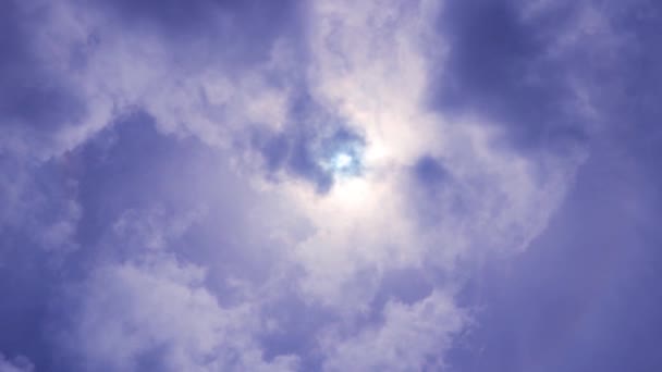 Video Der Sonnenfinsternis Bei Blauem Sonnigem Himmel Mit Wolken — Stockvideo
