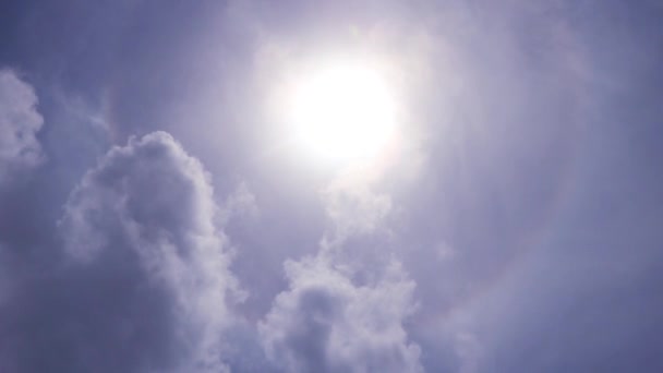 Video Der Sonnenfinsternis Bei Blauem Sonnigem Himmel Mit Wolken — Stockvideo