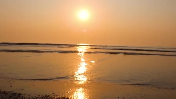 Πλάνα Του Κύματος Των Υδάτων Στην Παραλία Ηλιοβασίλεμα — Αρχείο Βίντεο