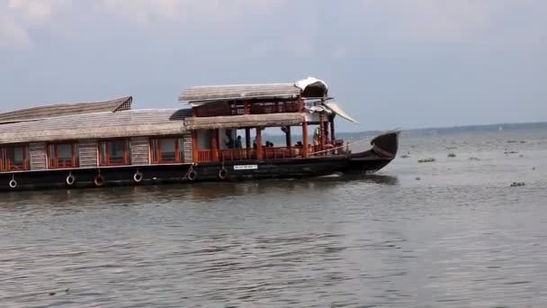 Πλάνα Από Παραδοσιακό Ινδικό Πλωτό Σπίτι Ιστιοπλοΐα Στη Λίμνη Κοντά — Αρχείο Βίντεο