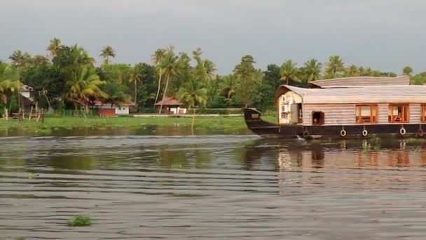 Filmación Casa Flotante Tradicional India Navegando Lago Cerca Alleppey Kerala — Vídeo de stock