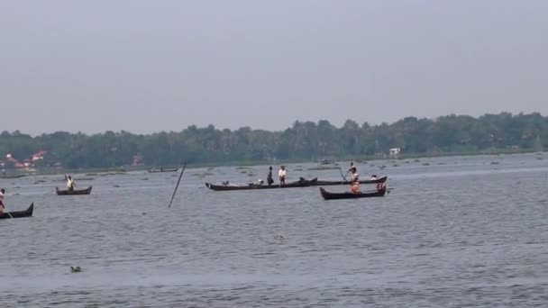 Kerala Hindistan Durgun Sularında Alleppey Yakınlarındaki Gölde Seyir Halindeki Geleneksel — Stok video