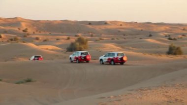 4x4 'ün çöldeki araba yolculuğu görüntüleri.