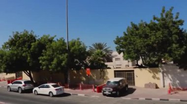 Ülke - U.A.E, City- Dubai, Tarih - 06-07-2021 Dubai şehri görüntüsü (U.A.E) hareket halindeki araçtan