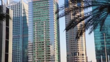 Ülke - U.A.E, City- Dubai, Tarih - 06-07-2021 Marina Dubai 'deki gökdelen binasının hareket halindeki araba görüntüsü