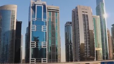 Ülke - U.A.E, City- Dubai, Tarih - 06-07-2021 Marina Dubai 'deki gökdelen binasının hareket halindeki araba görüntüsü
