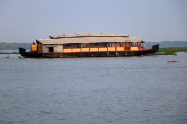 Kerala durgun sularında Alleppey yakınlarında geleneksel Hint yüzen evi