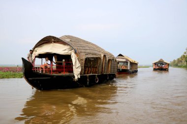 Kerala durgun sularında Alleppey yakınlarında geleneksel Hint yüzen evi