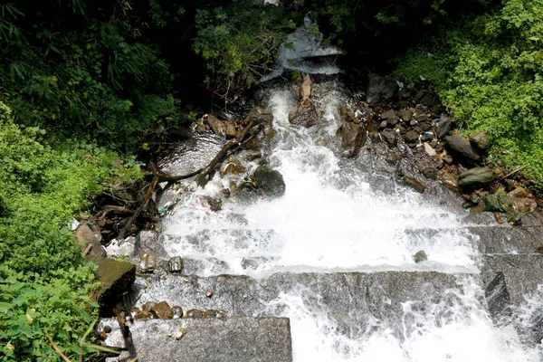 喀拉拉拉邦岩石山 水流的景观 — 图库照片