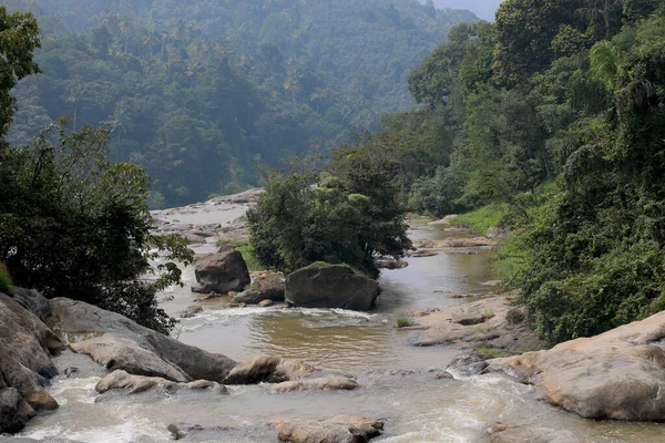 Blick Auf Wasser Fließt Fluss Auf Stein Mit Hintergrund Von — Stockfoto