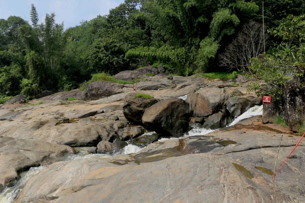 水在石上流淌的风景 背景为群山 — 图库照片