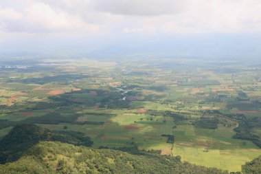 Mavi gökyüzü olan kırsal alanın havadan görünüşü