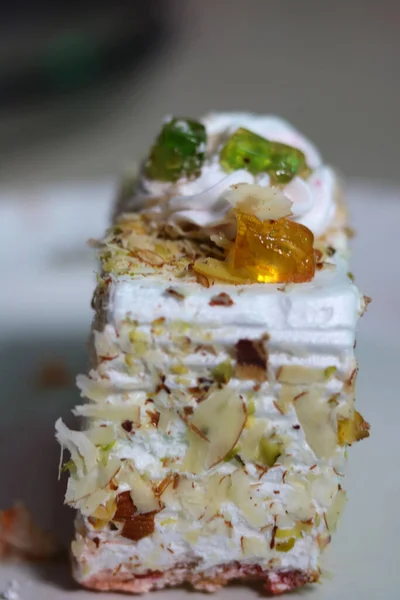 Beyaz Kremalı Kuru Meyve Fındıklı Pasta — Stok fotoğraf