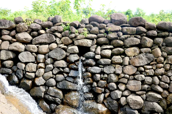 比卢迪 古吉拉特邦 小石墙上落水的景象 — 图库照片