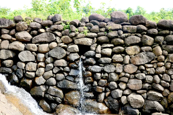 Pohled Vodu Padající Malé Kamenné Zdi Bilpudi Gudžarát Indie — Stock fotografie