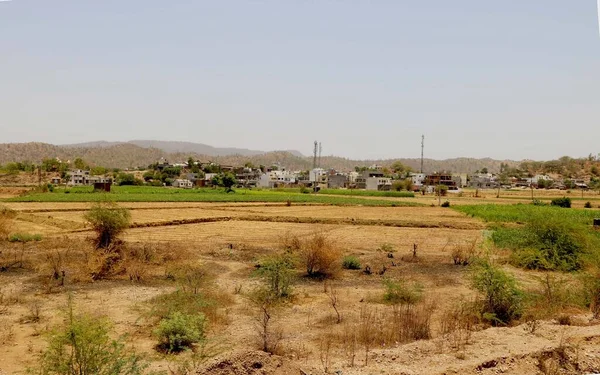 Vista Terreni Agricoli Con Sfondo Città Colline — Foto Stock