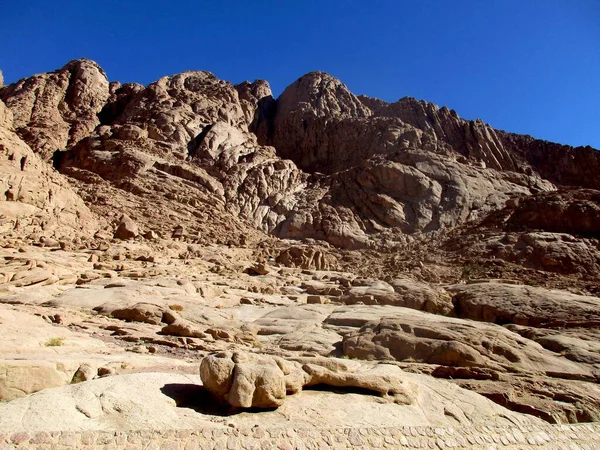 Огромная Каменная Гора Покрытая Мхом Лишайником Египте — стоковое фото